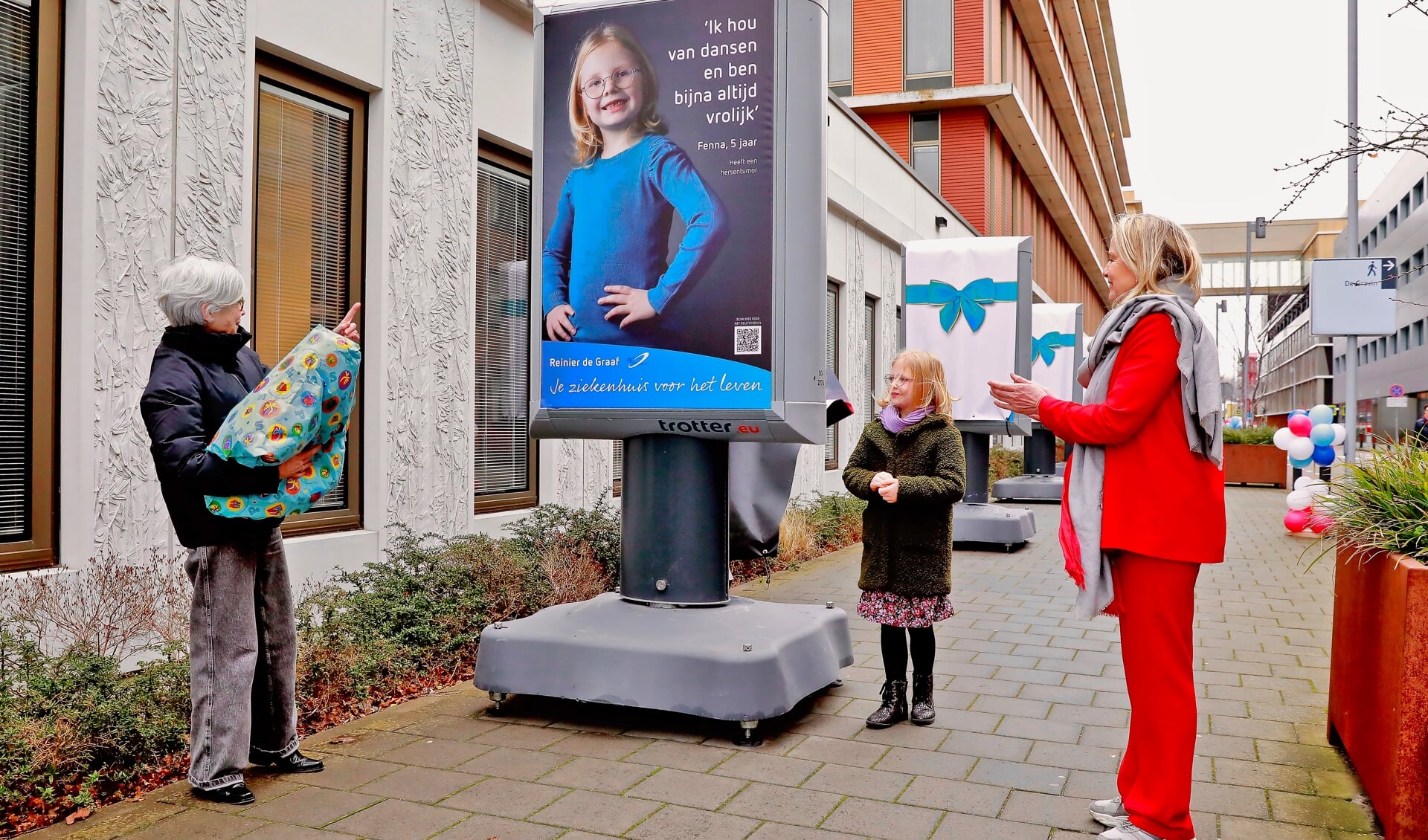 De 5-jarige Fenna onthult haar billboard aan Karin Schrederhof en Carina Hilders (Foto: Koos Bommelé)