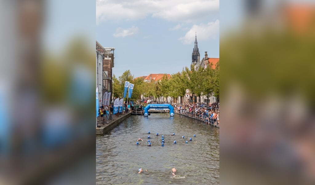 Deelnemers zwemmen twee kilometer om via sponsoring geld op te halen voor onderzoek naar kanker 
