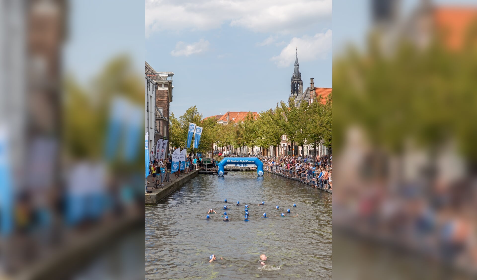 Deelnemers zwemmen twee kilometer om via sponsoring geld op te halen voor onderzoek naar kanker 