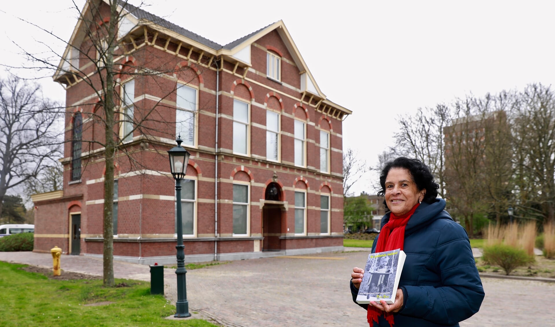 Tirza Drisi bij het oude gebouw van het St. Joris Gasthuis (Foto: Koos Bommelé) 