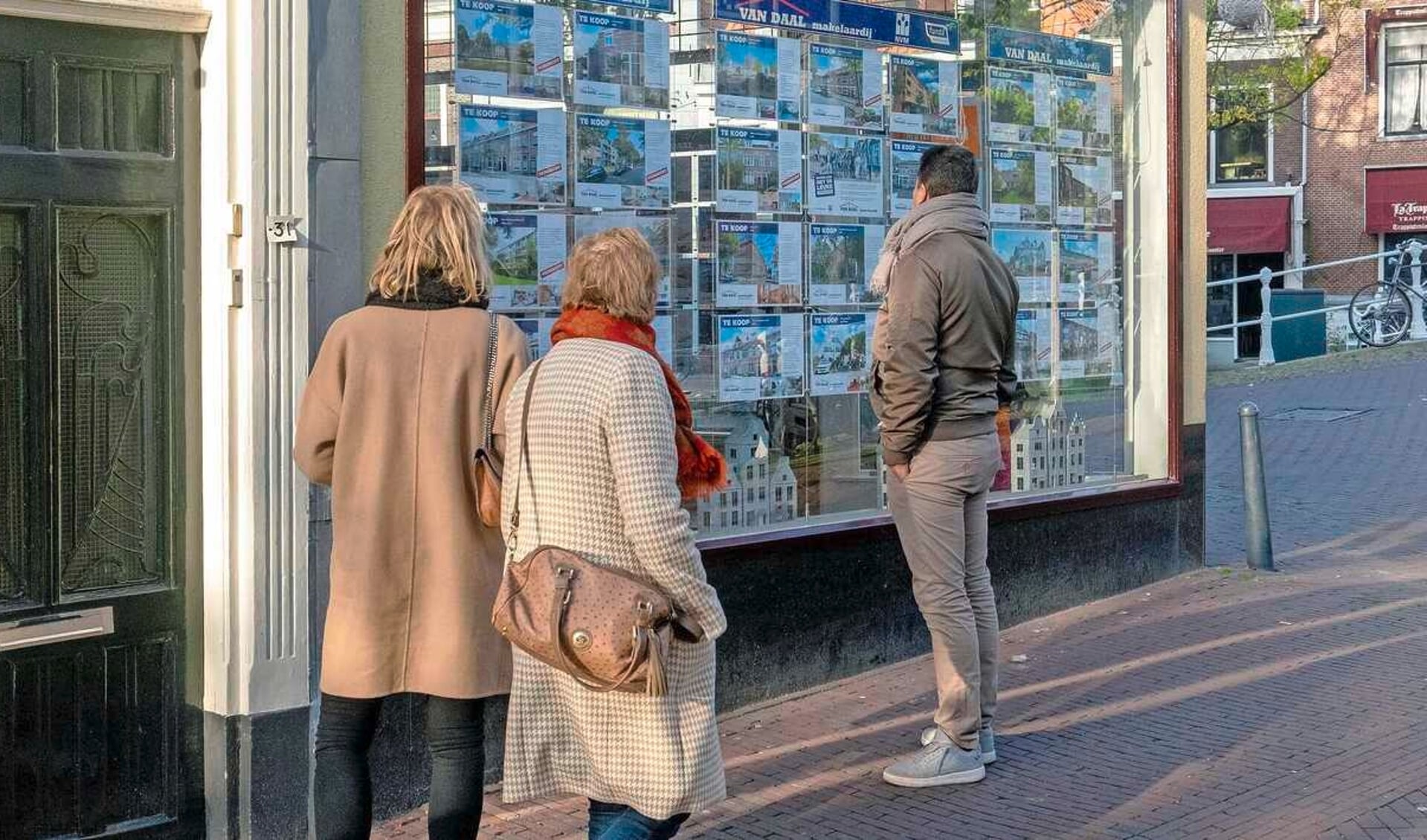 Huizen kijken in de etalage bij Van Daal Makelaardij