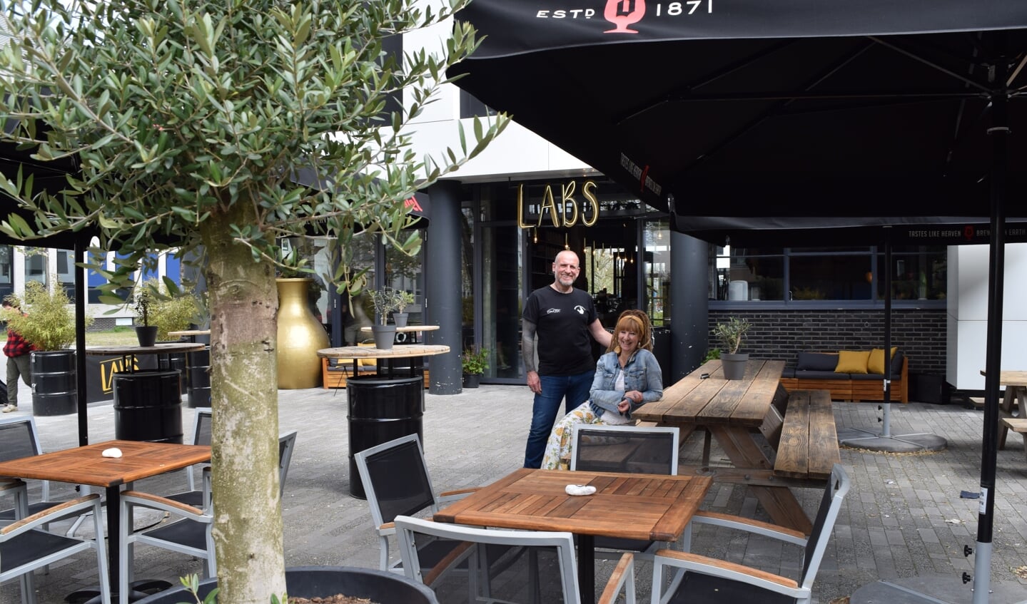 Eigenaren Dennis van der Drift en Katje Rompelman op het terras van Café Labs.