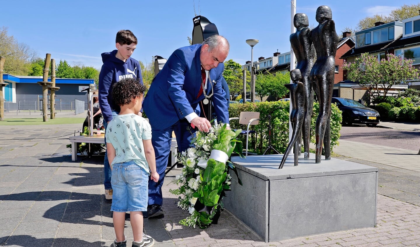 Lennart Harpe legt de eerste krans, samen met twee leerlingen (Foto: Koos Bommelé)