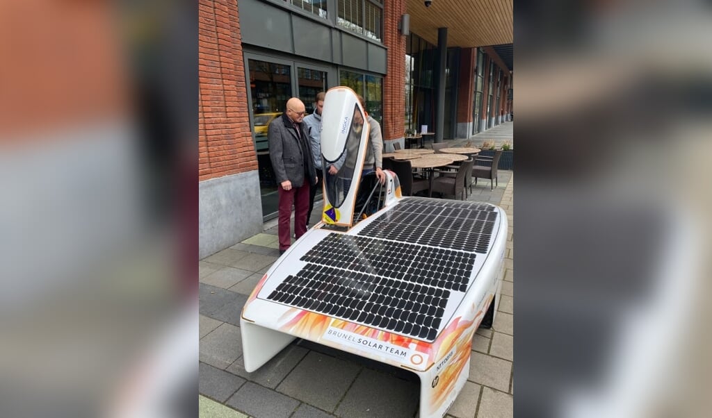 Solar Team fan Gerard Jonker krijgt uitleg bij een prijswinnende zonneauto van het Brunel Solar Team. (Foto: Brunel Solar Team)
