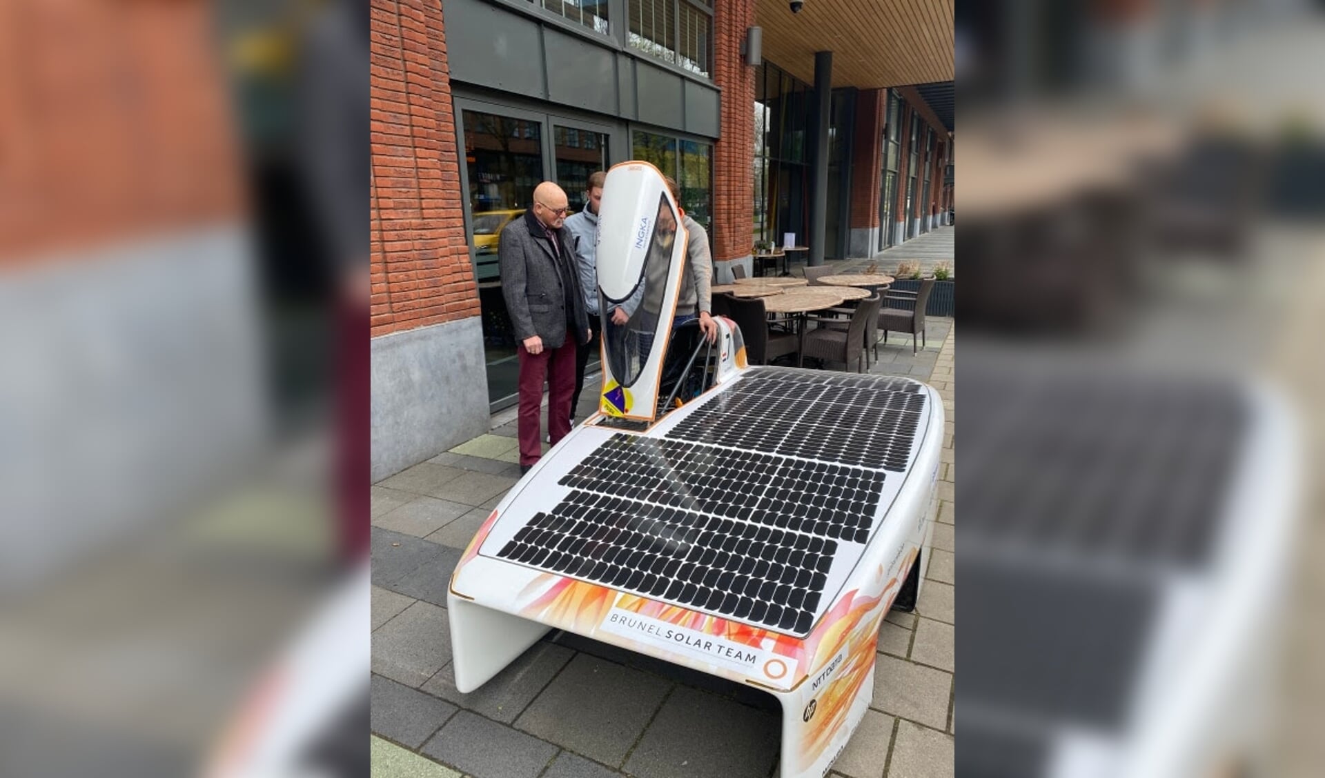 Solar Team fan Gerard Jonker krijgt uitleg bij een prijswinnende zonneauto van het Brunel Solar Team. (Foto: Brunel Solar Team)