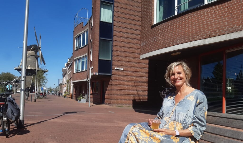 Coach Judith van der Knaap in de zon op “haar” bankje