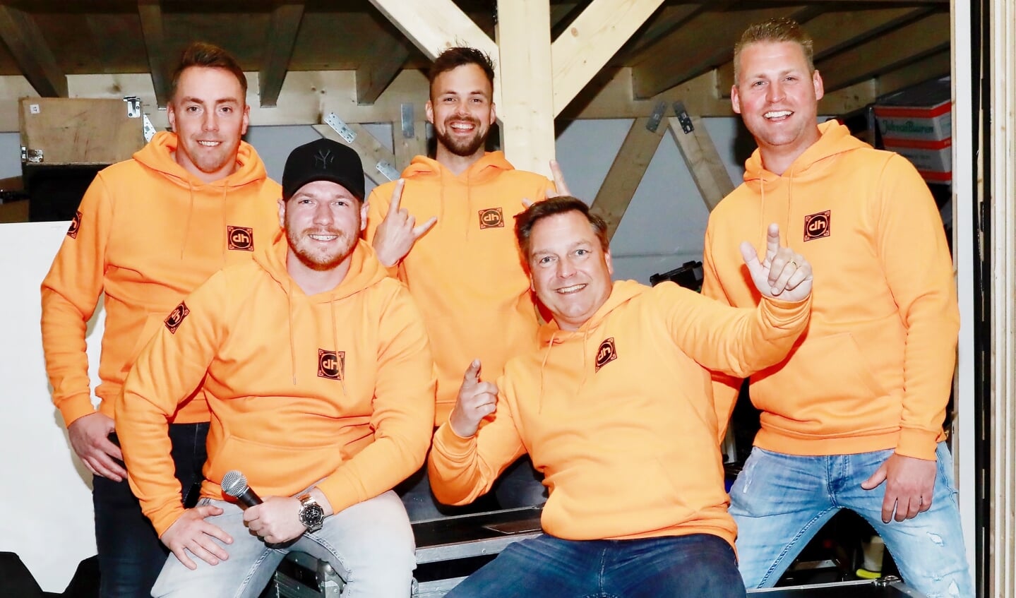 De Delftsche Helden treden tijdens Koningsnacht op. (Foto Koos Bommelé)