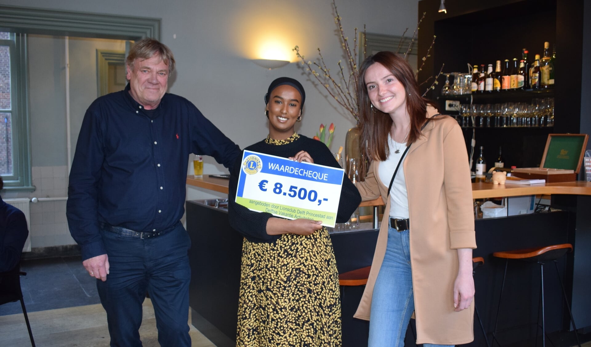 Vice-president Kees Willems overhandigde de cheque aan vrijwilligers Zamzam Van Mulligen-Abdillahi, en Michelle Kunz van de DVA.  