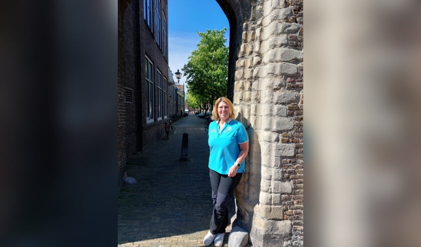 Caroline Spoor aan de ingang van het Bagijnhof