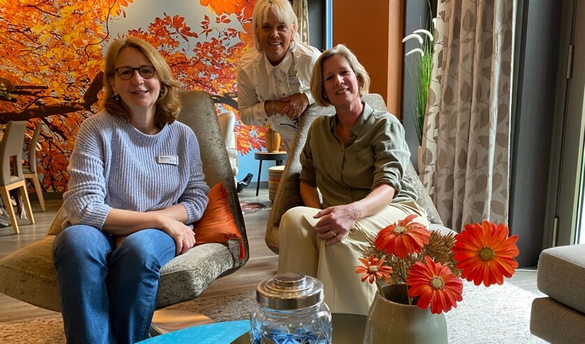 <p>Vrijwilligers Monica Jebbink, Yvone Ruiterman-Poot en Lucienne Wibier in het Ronald McDonald Huiskamer Delft</p>  