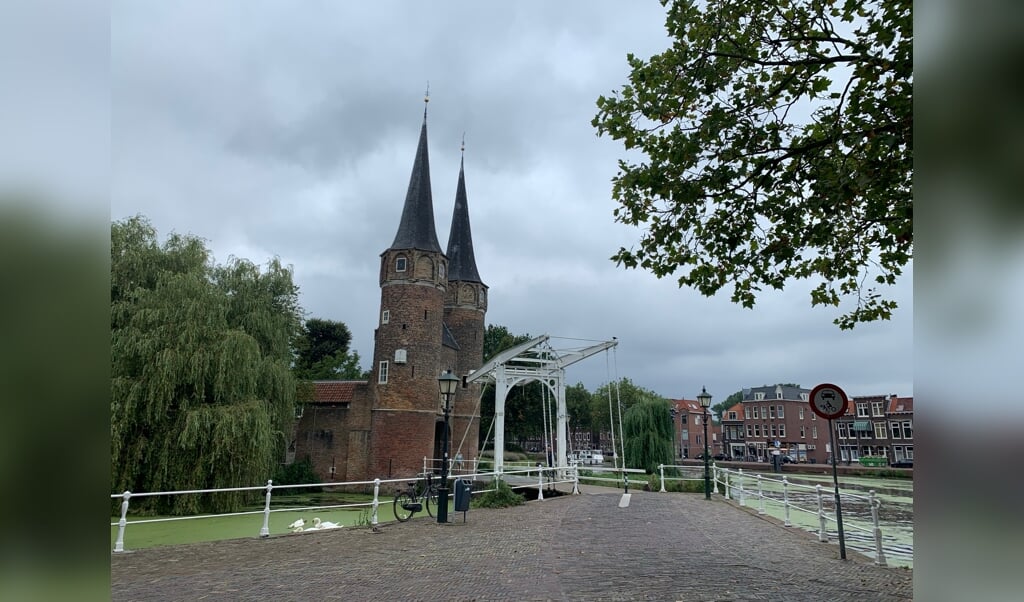 De Kleine Oostpoortbrug is, samen met de Oostpoort, één van de meest gefotografeerde objecten in Delft en een icoon in de historische binnenstad. (Foto: Maurice Simons)