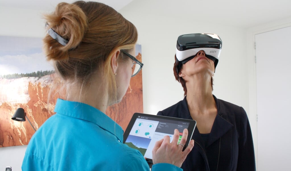 Met de mobiele VR headset kom je terecht in de VR game. De fysiotherapeut bestuurt via een tablet de game en kan hierop alles zien. (Foto: PR) 