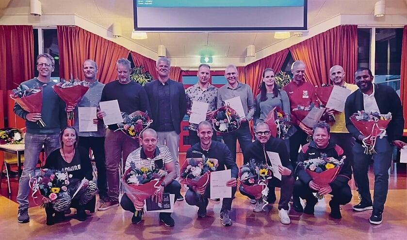 De nieuw gediplomeerde trainers met staand als vierde van links Robin van Galen.