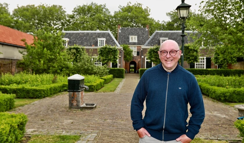 Marcel de Wit in het Hofje van Pauw (Foto: Koos Bommelé)