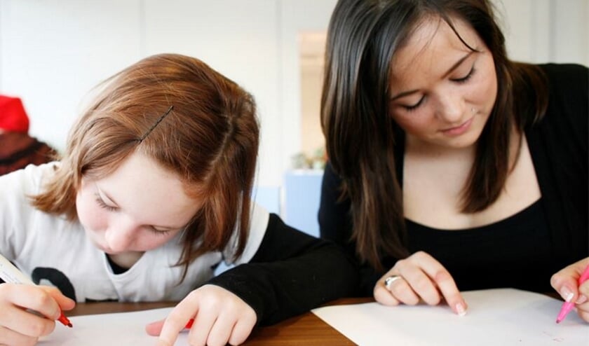 Kimberly en Noor. heb je een uurtje per week over? Geef het aan een leerling! (Foto: PR)