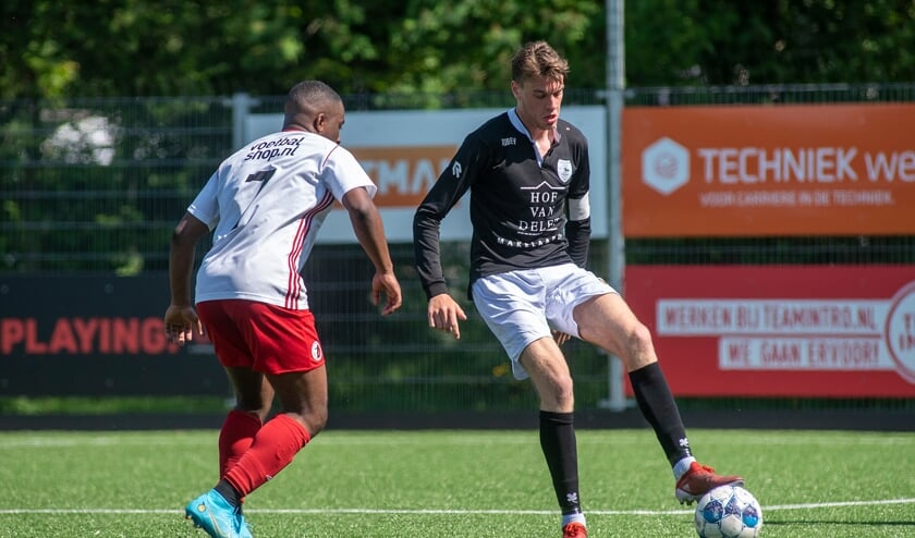 Qua speelstijl en motoriek wordt Mika Bavelaar regelmatig vergeleken met zijn vader Maurice. "En als ik de mensen over hem hoor praten, kan ik dat alleen maar opvatten als een groot compliment." (foto: Roel van Dorsten)