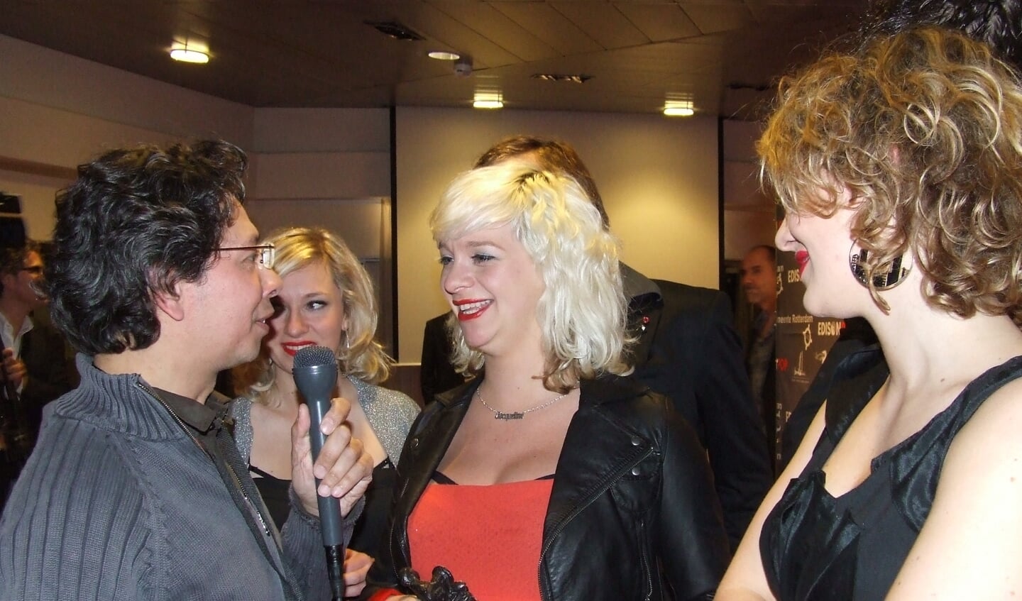 Wie interviewt Charles hier?