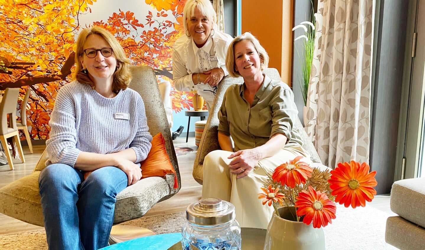 Vrijwilligers Monica Jebbik, Yvone Ruiterman-Poot en Lucienne Wibier in het Ronald McDonald Huiskamer Delft