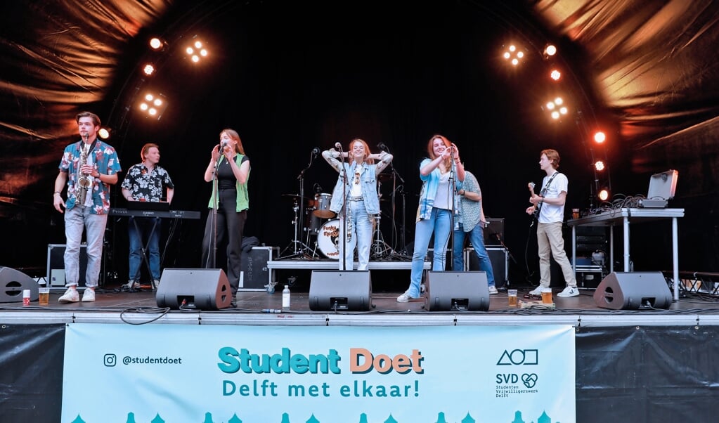 De eerste editie van Student Doet werd afgesloten met een benefietconcert waar ruim 2300 euro is opgehaald voor Voedselbank Delft. (Foto: Koos Bommelé)