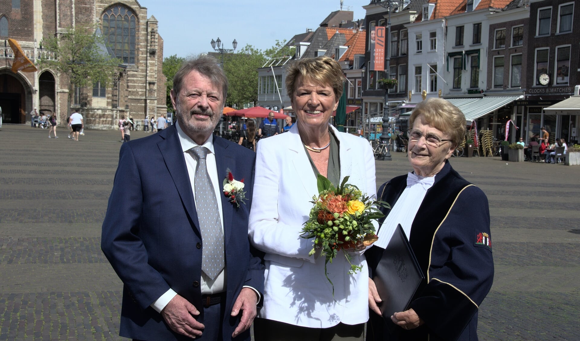 Philip Cheeseman (bruidegom) en Marja van Donselaar (bruid). Rechts staat Judi Klok. (Foto: Nicolien Lugtigheid)
