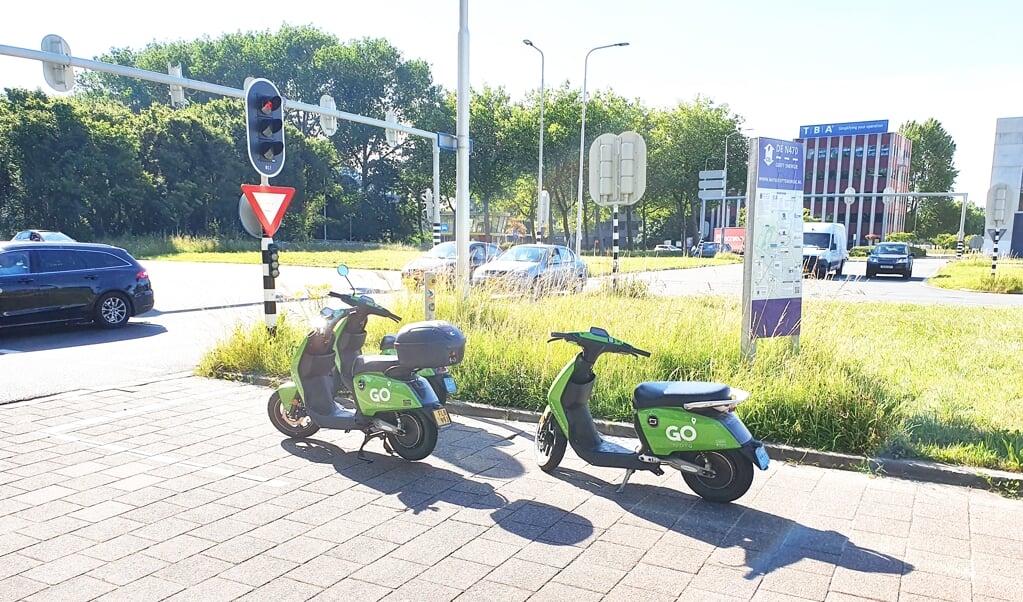Drie achtergelaten deelscooters op het fietspad bij kruising Kruithuisweg/Voorhofdreef (Foto: Piet Bezemer)