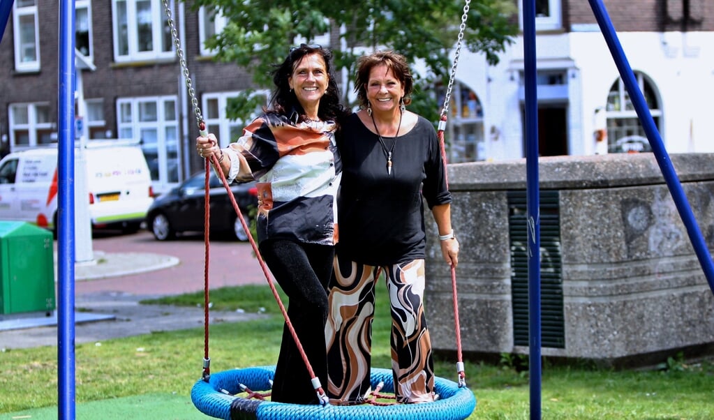 Anja Notenboom en Janny Romberg brengen de buurt bij elkaar met hun goede doelenhuis. (Foto: Koos Bommelé)