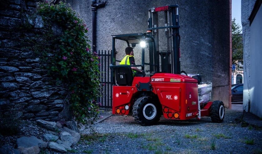 De meeneemheftruck van de Muffett eSerie in actie in de nacht