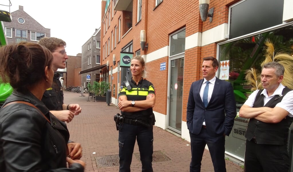 Burgemeester Björn Lugthart en Naomi van der Linde, teamchef van de politie, bezochten afgelopen week de Parade en de Markt. Zij spraken met enkele bewoners en ondernemers over de overlast van de jongeren in het winkelgebied.