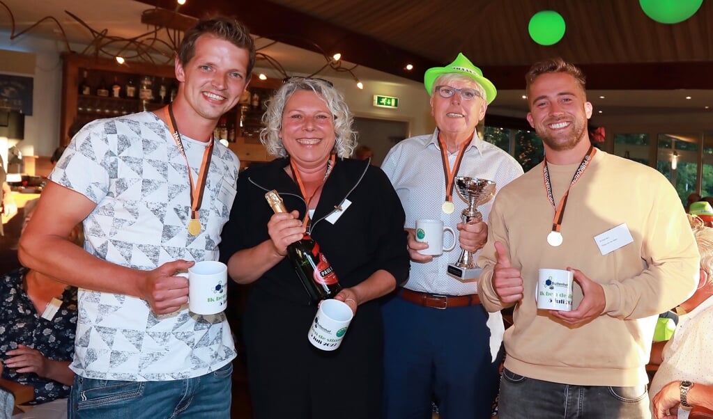 Tijdens de pubquiz bij de barbecue van Ondernemersvereniging Buitenhof toonde Leo Quack zijn kennis en viel hij met zijn eveneens veel wetende teamgenoten in de prijzen. (foto: Koos Bommelé)