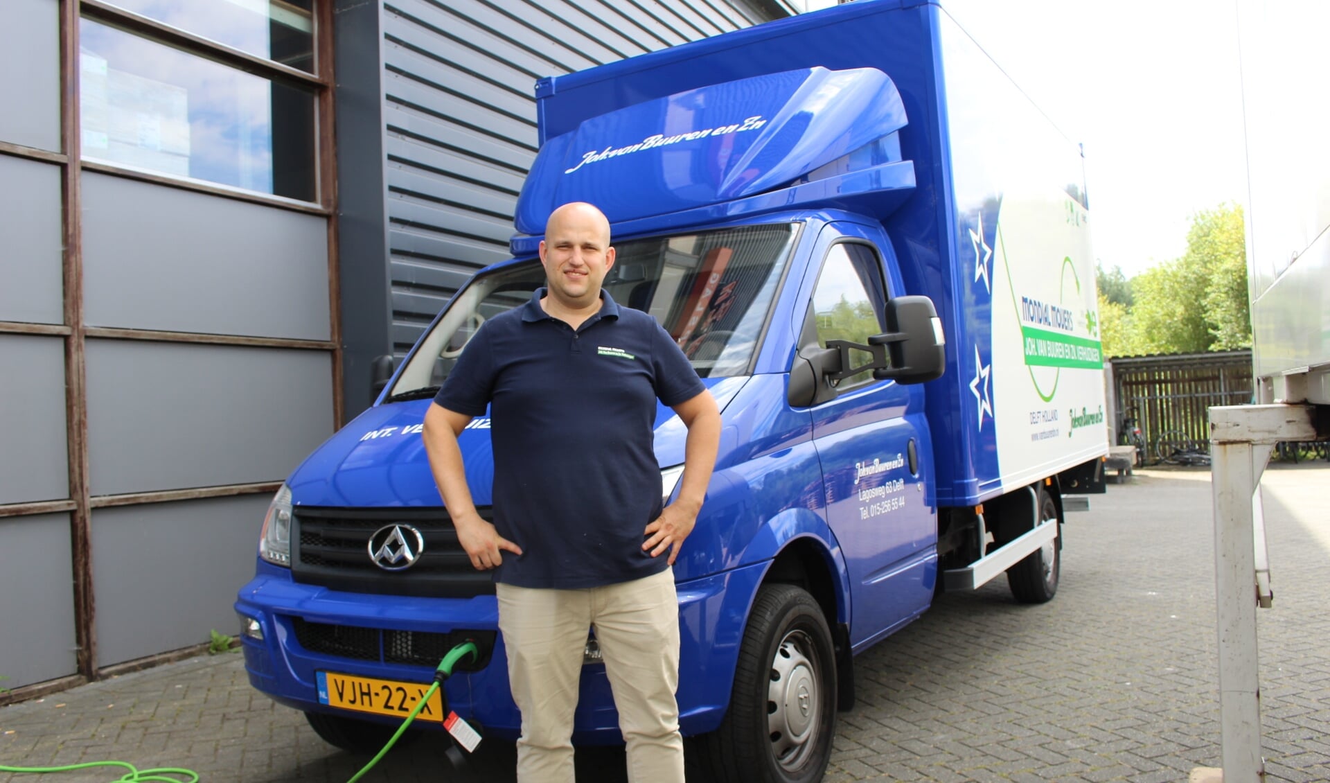 Joshua van Buuren is blij met zijn elektrische vrachtwagen. (Foto: EvE) 