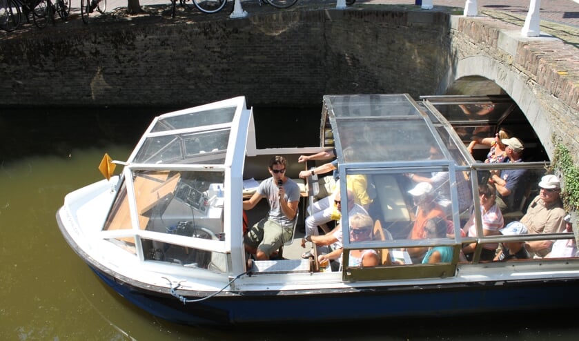 Met een boot door de Delftse grachten. (Foto: PR)   