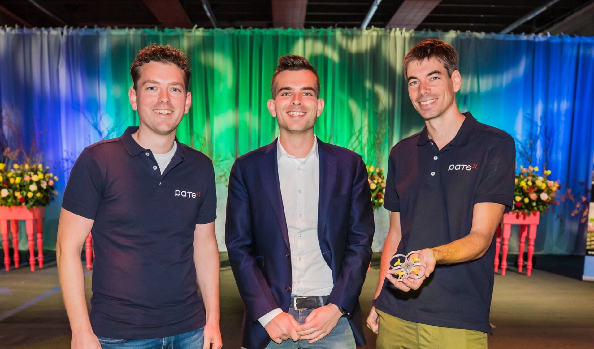 De drie oprichters: v.l.n.r. Sjoerd Tijmons, Bram Tijmons en Kevin van Hecke met hun anti-insectendrones. (Foto: PR)