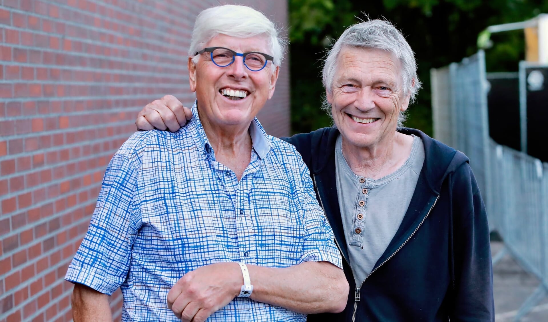 Leo Quack is blij dat er weer veel muzikale evenementen plaatsvinden. Hij genoot met volle teugen van Westerpop, waar hij Rinus Gerritsen van The Golden Earring tegen het lijf liep. (foto: Koos Bommelé)