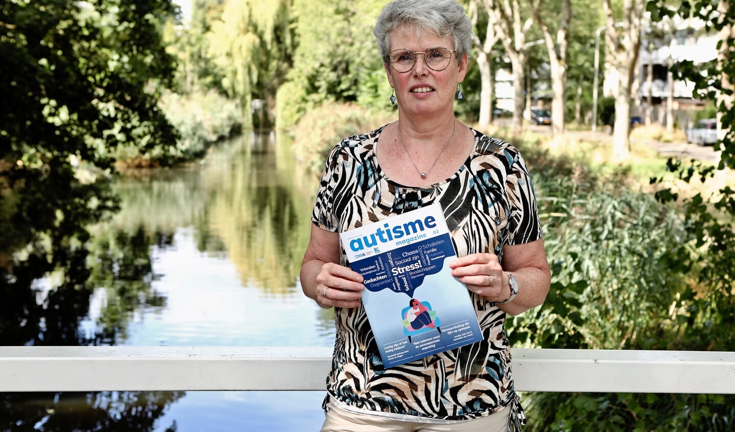 Marion met Autisme Magazine, het ledenblad van de NVA (Foto: Koos Bommelé)
