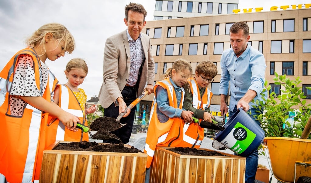 Wethouder Van Vliet plant bomen met kinderen (Foto: Guus Schoonewille)