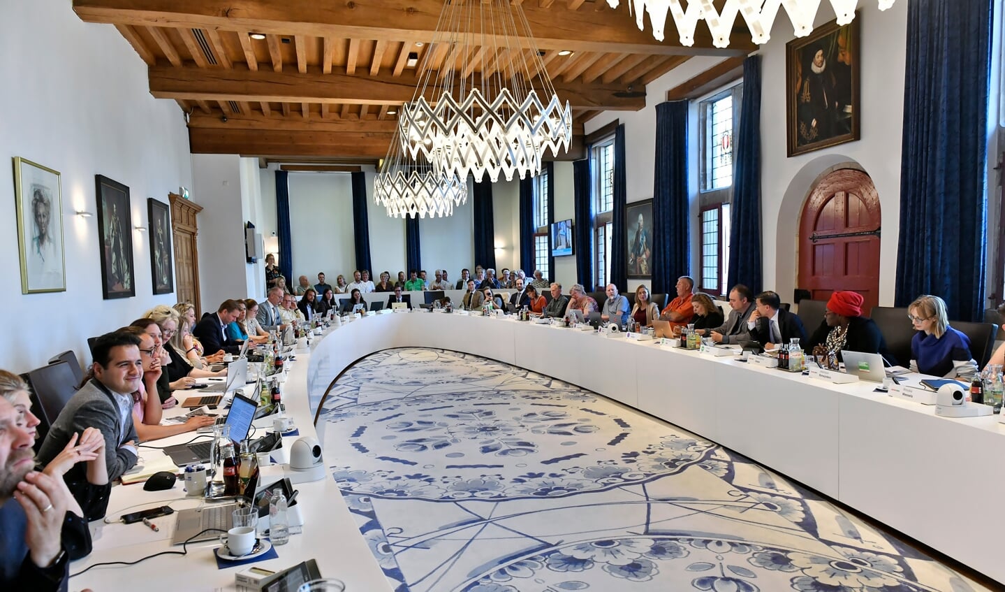 De gemeenteraad vergadert in de raadszaal in het stadhuis