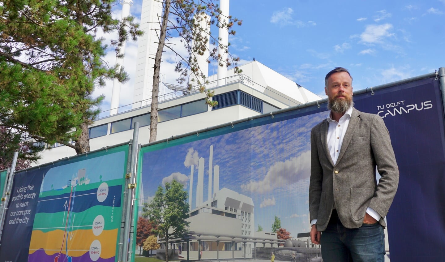 TU-projectleider Phil Vardon voor de locatie aan de Rotterdamseweg waar de ‘warmtefabriek’ moet komen. (Foto: Henk de Kat)