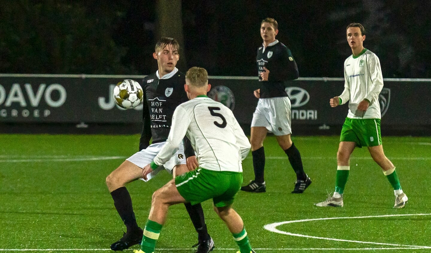 Ties Cieremans is weer helemaal terug na anderhalf jaar blessureleed. Dinsdagavond was hij aanvoerder van de beloftenploeg van Concordia, die met 5-0 te sterk was voor de leeftijdsgenoten van DHL. (foto: Roel van Dorsten)