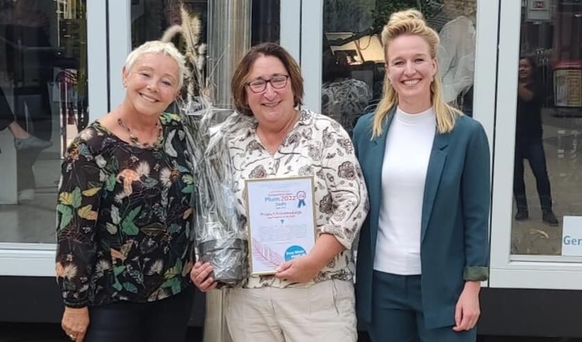 Stefanie de Klerk (Doe Weer Mee!), Janine Jongen (Taalhuis DOK Delft) en wethouder Maaike Zwart