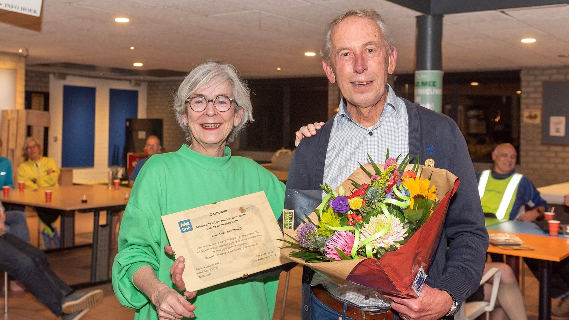 Sportwethouder Karin Schrederhof reikte de gouden Delftse sportspeld uit aan Bruun van der Steuijt. (foto: Roel van Dorsten)