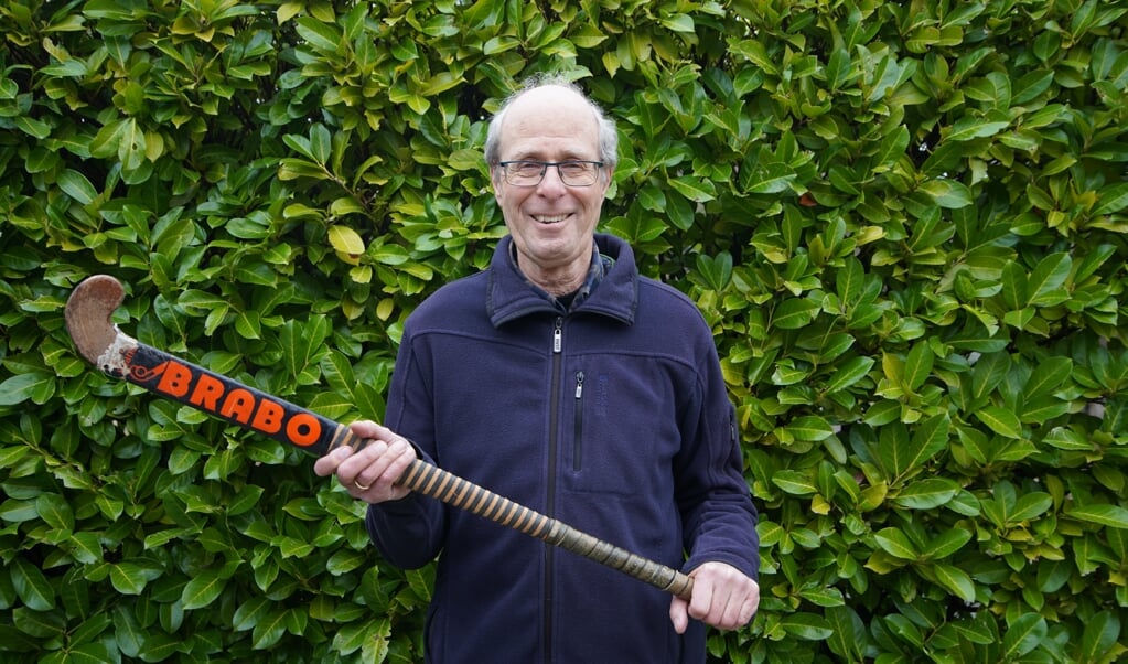 Fred Platzek met zijn hockeystick (foto: Guy van Rijn)