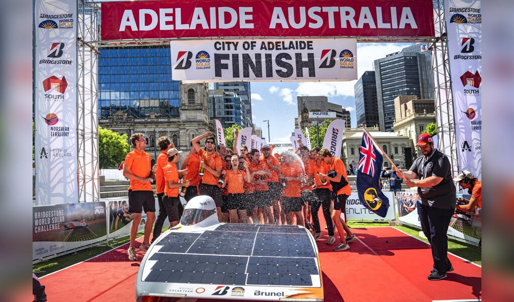Het Brunel Solar Team bij de finish van de Bridgestone World Solar Challenge 2023 in Adelaide. (Foto: Jorrit Lousberg) 