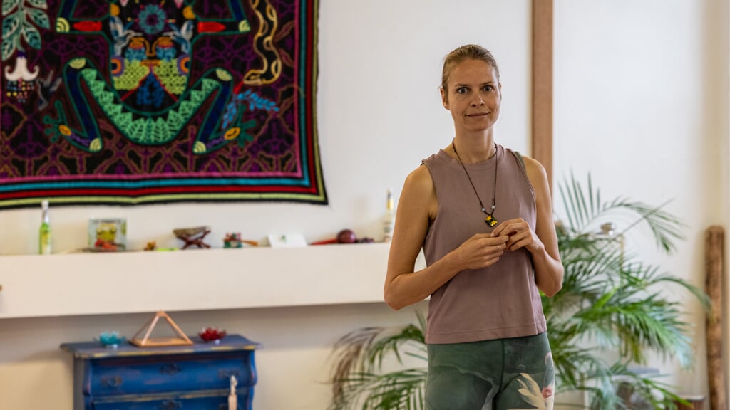 Yoga kan veel goeds voor je doen, weet Debby Hooijmans van Yogastudio Vrij in je Lichaam. (Foto: Hans Dunlop)