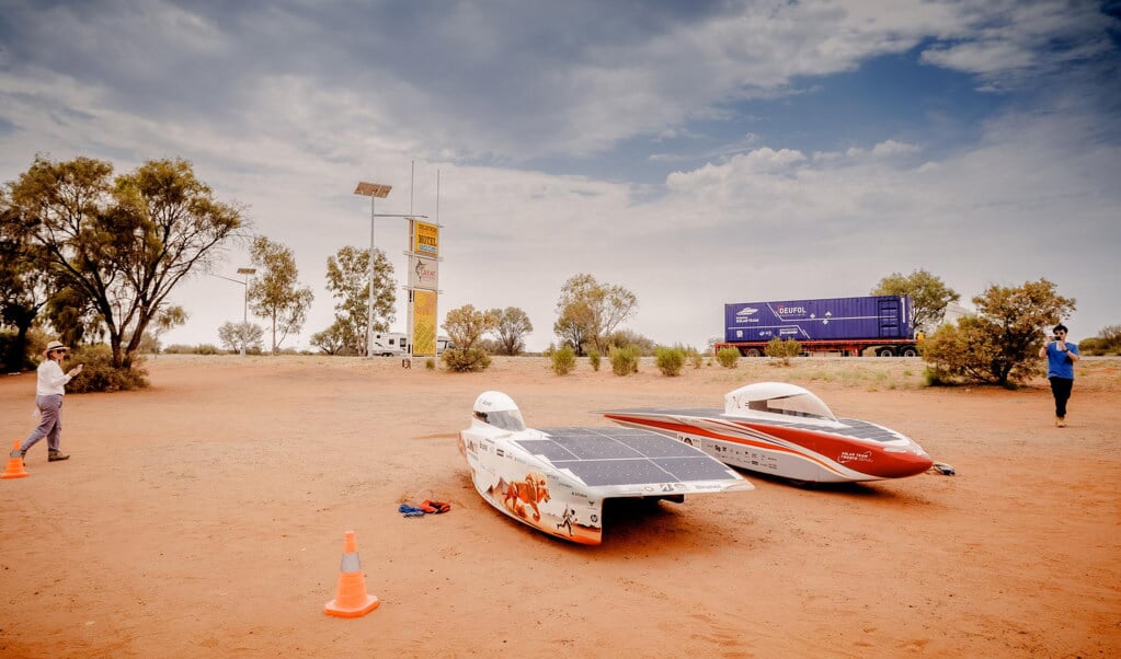 De solarteams uit Delft en Twente kampen met zware bewolking tijdens het bijlaadmoment. (Foto: Jorrit Lousberg)