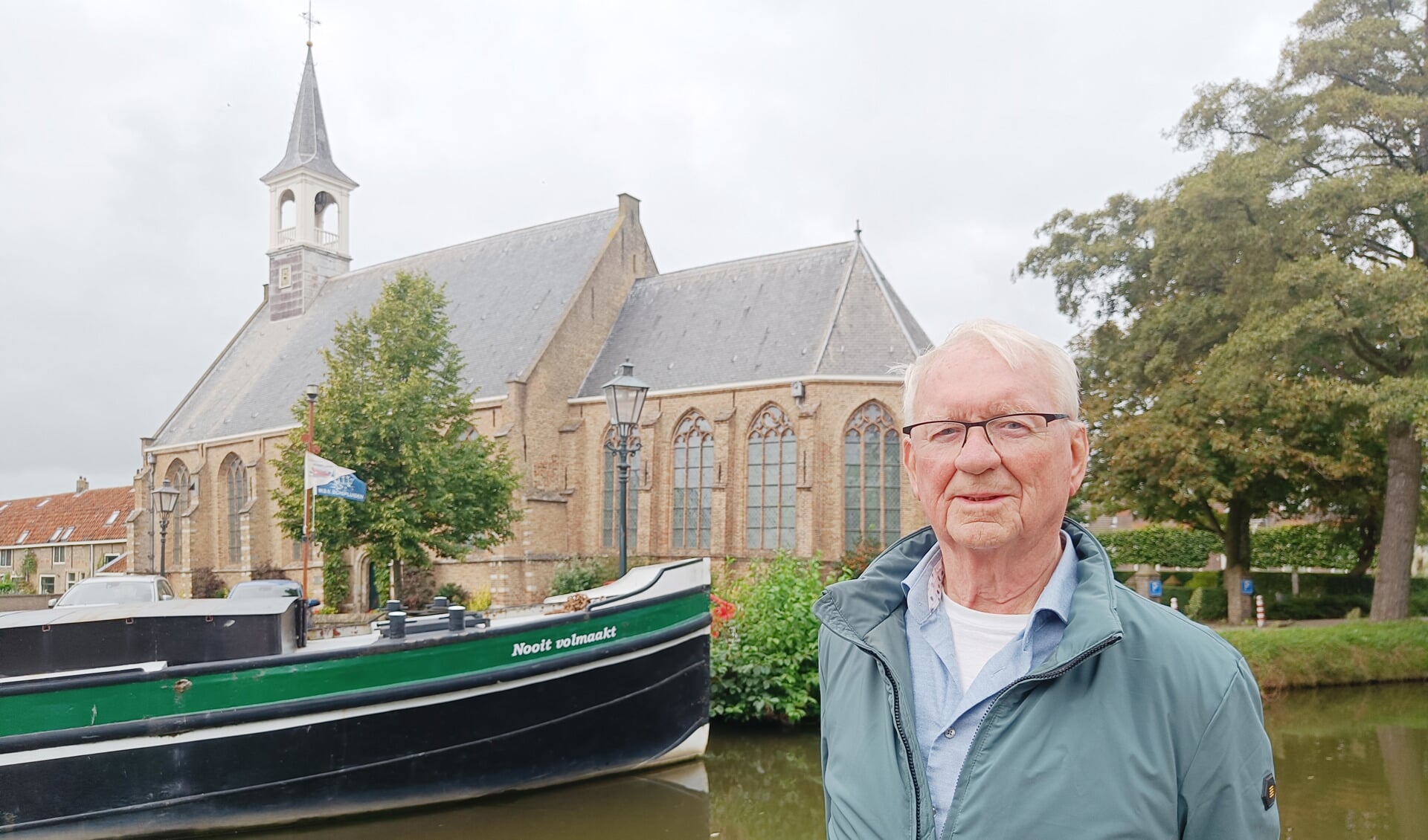 Aad van der Knaap bij het schip 'Nooit volmaakt' in Schipluiden.