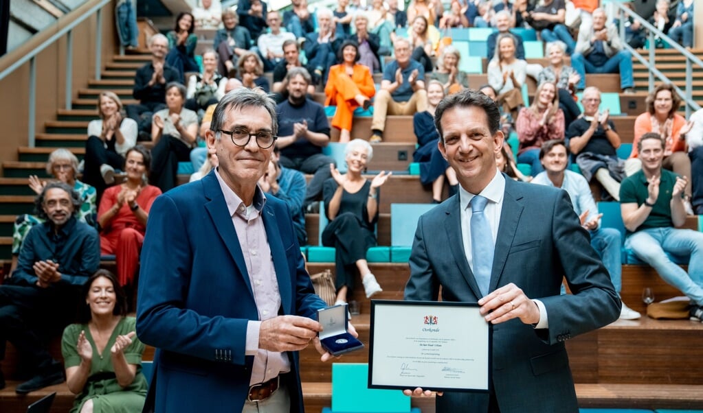 Huub 't Hoen (links) kreeg vorige week de gemeentepenning uit handen van wethouder Frank van Vliet (rechts). (Foto: Alyssa van Heyst)  
