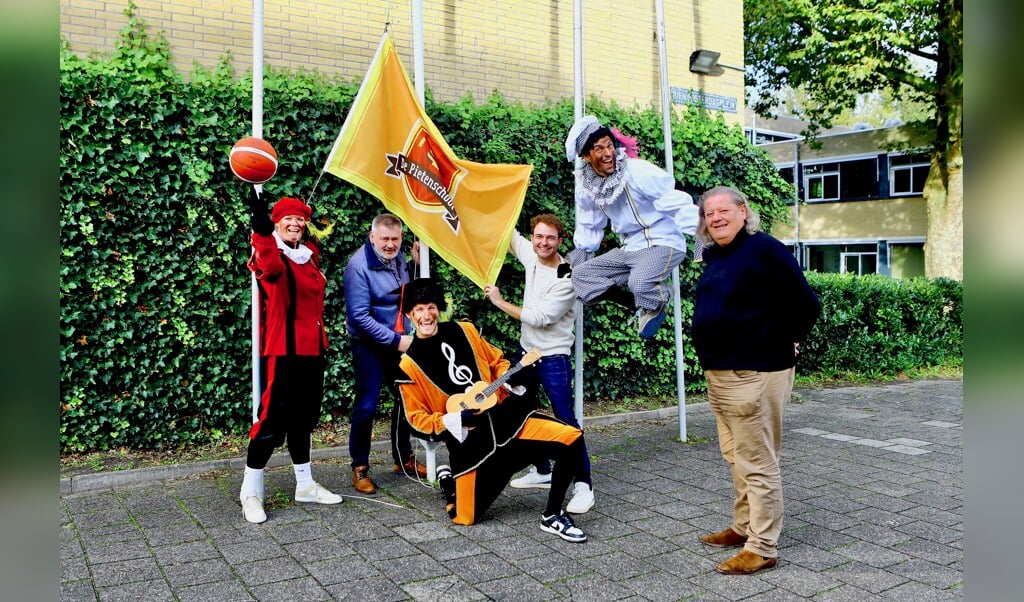 Nico Hovius, Guy Verbeek, Herman Weyers (v.l.n.r.) samen met Gympiet, Muziekpiet en Kokspiet (Foto: Koos Bommelé)