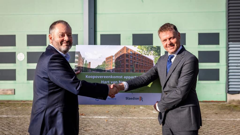 Gisteren ondertekenden wethouder Frank van Kuppeveld (links) en bestuursvoorzitter van Staedion Gijsbert van Herk (rechts) een koopovereenkomst voor de bouw van 63 huurappartementen. (Foto: Simone Janssen)