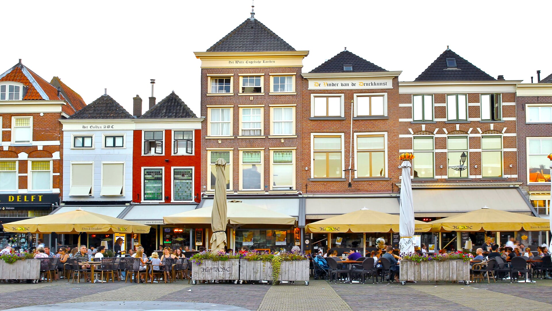 De terrassen op de Markt moeten, indien het voorgestelde beleid wordt doorgezet, aan veel nieuwe regels voldoen (Foto: Koos Bommelé)