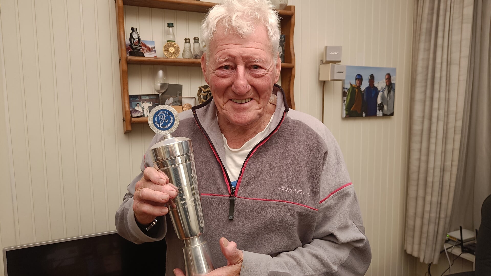 Koos Bonte met zijn teambeker van 1964 uit Oost-Berlijn.